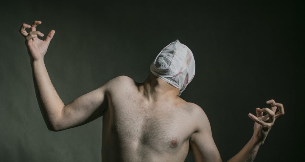 筋肉痛に苦しむ男性